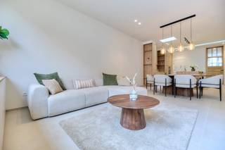 Belle demeure à vendre au cœur d'Ypres. Cette magnifique maison possède 4 chambres et 3 salles de bain. La maison a été entièrement rénovée en 2025 et bénéficie des techniques les plus modernes. Il y a un bel espace extérieur au rez-de-chaussée et au premier étage. La maison est chauffée de manière efficace sur le plan énergétique grâce au chauffage au sol par pompe à chaleur. Situé dans la Stuersstraat 51, à quelques pas de la Grote Markt, des forteresses et de la gare.MISE EN PAGERez-de-chaussée : hall d'entrée spacieux - débarras - toilettes séparées - salon lumineux avec cuisine ouverte, équipée de tous les appareils électroménagers et îlot - rangement attenant - jardin de ville avec terrasse et escaliers menant à la terrasse ensoleillée du premier étage.Premier étage : Hall de nuit avec toilettes - chambre principale avec connexion à la terrasse - dressing/bureau - salle de bain avec lavabo, baignoire et douche à l'italienne.Deuxième étage : Hall de nuit avec toilettes - deux belles chambres, chacune avec sa propre salle de bain, équipées de meubles vasques et d'une douche.Troisième étage : pièce mansardée meublée pouvant servir de bureau ou de chambre.De plus, cette maison à vendre dispose également d'un sous-sol spacieux et pratique.POINTS FORTS- Rénové de manière qualitative jusque dans les moindres détails ! - Panneaux solaires et pompe à chaleur- 4 chambres et 3 salles de bain - Étages supérieurs équipés de climatisation/pompe à chaleur - Emplacement central à Ypres - Orientation sud du jardin et de la terrasse sur le toit