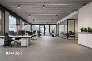 <p><b>Lichtrijke kantoorruimte met 4 parkeerplaatsen te Mortsel op de grens met Berchem. (Dubbele advertentie voor extra visibiliteit.)</b></p>
<p>Dit instapklare gelijkvloerse kantoor is gelegen in een recent en kleinschalig gebouw op een centrale locatie. Dankzij de grote raampartijen geniet de ruimte van een overvloed aan natuurlijk licht. De locatie op de grens met Berchem garandeert een uitstekende bereikbaarheid: belangrijke in- en uitvalswegen, fietsostrade zijn vlakbij, net als diverse parken en het openbaar vervoer.</p>
<p>Bij het betreden van het kantoor komt u in een royale, open centrale ruimte ca. 120m² die zich uitstekend leent voor een flexibele werkplek-indeling. Hierdoor is het pand uitermate geschikt voor diverse invullingen, variërend van een modern boekhoudkantoor, een praktijk voor vrije beroepen, coachingactiviteiten tot een stijlvolle showroom. Daarnaast beschikt het pand over een aparte ruimte die kan dienen als directiebureel. Verder is er een aparte, ingerichte kitchenette aanwezig, voorzien van opbergkasten, een spoelbak, een quooker en een kookplaat met dampkap. Een apart toilet met handenwasser vervolledigt het gelijkvloers.</p>
<p>Een grote troef is de bijhorende, ruime kelderruimte ca. 55m² die dankzij de mooie stahoogte ideaal is voor archivering of extra stockage. Tot slot beschikt dit kantoor over maar liefst vier buitenstaanplaatsen.<br /><span><strong><br /><br />BIJZONDERHEDEN;</strong> </span><br />* Hoekpand met veel lichtinval in een recent gebouw<br />* 4 buitenstaanplaatsen inbegrepen <br />* Airco, vloerverwarming, conforme keuring, alarm, achteraan een elektrische rolluik, individuele meters voor verwarming, water en electriciteit.<br />* Het kantoor pand wordt wit geschilderd door de verhuurder (maart 2025) <br />* Algemene onkosten (syndicus, onderhoud parkings, gem. delen, lift, wassen van de ramen ): €65/maand</p>