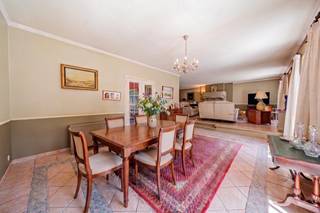 <p>Genesteld in een van de meest gegeerde wijken van Chaumont-Gistoux, combineert deze woning een rustige residentiële omgeving met de onmiddellijke nabijheid van het centrum, de voorzieningen en de toegang tot de E411. Een zeldzame ligging, waar rust de boventoon voert.</p>
<p>Het hart van de woning is een ruime, lichtrijke leefruimte van meer dan 55 m², royaal geopend naar buiten. Ze geeft rechtstreeks toegang tot een terras van 50 m² op het zuiden en zonder inkijk, verlengd door de tuin — een ruimte gemaakt voor lange zomerdagen en gedeelde momenten. De aanpalende keuken vervolledigt dit geheel harmonieus.</p>
<p>Op de verdieping biedt de woning drie slaapkamers en twee badkamers, waaronder een ouderslaapkamer en een dressing. Een comfortabele en goed gestructureerde indeling voor het gezinsleven.</p>
<p>De woning beschikt eveneens over een garage en verschillende buitenparkeerplaatsen.</p>
<p>In goede algemene staat nodigt ze uit tot een opfrissing om haar potentieel volledig te onthullen en te beantwoorden aan de huidige normen.</p>