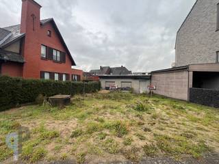 Te centrum Balegem vinden we dit terrein geschikt voor het optrekken van 3 garages. Goede investering.Voor meer inlichtingen of een afspraak ter...