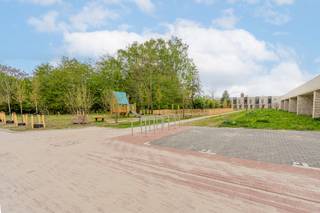 <p>Welkom bij project Watertorenstraat, een duurzaam nieuwbouwproject in het rustige Muizen, een deelgemeente van Mechelen. Dit project bestaat uit 23 hedendaagse woningen die comfort, energie-efficiëntie en een gezinsvriendelijke omgeving combineren, op slechts 3 kilometer van het levendige stadscentrum van Mechelen.</p>
<p>Elke woning is gebouwd met oog voor kwaliteit en duurzaamheid. Vloerverwarming, een warmtepomp en zonnepanelen zorgen voor een energiezuinige en toekomstgerichte woonoplossing.</p>
<p>De woningen zijn ontworpen met het oog op het moderne gezinsleven: ruime en lichtrijke leefruimtes, volledig uitgeruste keukens en privétuinen met een praktische achteruitgang. Elke woning beschikt over drie slaapkamers en een ruime badkamer. Afhankelijk van het woningtype beschikken sommige woningen aanvullend over een dressing en/of een oprit.</p>
<p>De locatie biedt het beste van twee werelden: een rustige woonomgeving met winkels en voorzieningen vlakbij, én een vlotte bereikbaarheid naar het centrum van Mechelen.</p>
<p>De ruwbouwwerken zijn reeds voltooid. Als koper heb je nog de mogelijkheid om de afwerking van je woning te kiezen volgens het voorziene lastenboek. Zo geef je jouw nieuwe thuis een persoonlijke toets.</p>
<p>Neem contact met ons op voor meer informatie of maak een afspraak met onze nieuwbouwspecialist via onze website. Wij begeleiden je graag in elke stap van jouw woontraject.</p>