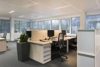 Espace de bureaux moderne de 310 m² à louer, idéalement situé le long de la R0 et facilement accessible en transports en commun.Cet espace prêt à...