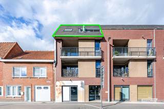 BEZOEKDAG OP 28/09 – ENKEL OP AFSPRAAK<br /><br />Op zoek naar een comfortabel appartement met een praktische indeling, een gunstig EPC-label én een interessante ligging? Dan is dit appartement, gelegen aan de Oude Noordlaan 2 te Roeselare, zeker het ontdekken waard. Het appartement bevindt zich op de derde verdieping van een verzorgd gebouw dat werd opgericht in 2007 en is vlot bereikbaar via de lift.<br /><br />De ligging vormt een absolute troef. Het appartement bevindt zich op wandel- en fietsafstand van het centrum van Roeselare, waar je kunt genieten van een uitgebreid aanbod aan winkels, horeca en dagelijkse voorzieningen. Ook supermarkten, handelszaken en andere faciliteiten bevinden zich in de nabije omgeving. Daarnaast zijn het station van Roeselare en de belangrijkste invalswegen vlot bereikbaar.<br /><br />Het appartement beschikt over een centrale inkomhal met toegang tot het afzonderlijk toilet en de aangename leefruimte. De leefruimte sluit aan op de open keuken, die voorzien is van alle nodige toestellen. Vanuit de nachthal is er toegang tot de twee volwaardige slaapkamers, de badkamer en de berging. De badkamer is uitgerust met een dubbel lavabomeubel en een ligbad. De praktische berging biedt extra ruimte voor voorraad, huishoudtoestellen en allerhande spullen.<br /><br />Qua comfort beschikt het appartement over centrale verwarming op aardgas en dubbele beglazing. Dankzij het EPC-label B is het appartement bovendien energiezuinig. Op het gelijkvloers bevindt zich een gemeenschappelijke fietsenberging.<br /><br />Het appartement is momenteel verhuurd, waardoor het eveneens een interessante opportuniteit vormt voor investeerders.<br /><br />Het appartement wordt aangeboden met een startprijs van € 199.000. Elk bod boven deze startprijs wordt voorgelegd aan de verkoper(s).<br /><br />