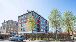 Dit instapklaar <span><strong>appartement</strong></span> is <span><strong>rustig gelegen nabij het centrum van Deerlijk</strong></span> en bevindt zich op de 3de verdieping van residentie Orchidee.<br />Bij het binnenkomen is er een <span><strong>inkomhal met een apart toilet en vestiaire</strong></span>.<br />De <span><strong>lichtrijke woonkamer geniet van een prachtig open uitzicht</strong></span> ! Aansluitend bevindt zich de <span><strong>keuken die toegang geeft naar het balkon </strong></span>vooraan.<br />De <span><strong>badkamer is uitgerust met een lavabo en een bad</strong></span>, en er is ook een praktische <span><strong>berging</strong></span> aanwezig.<br />Het appartement beschikt over <span><strong>2 ruime slaapkamers en een 3de kleinere kamer</strong></span> die perfect kan dienen als <span><strong>bureau of hobbyruimte.</strong></span><br />Op het gelijkvloers is een <span><strong>garage</strong></span> inbegrepen, wat het wooncomfort compleet maakt !<br />EPC : 253 en UC : 3770640<br />Wenst u meer info of een bezoek ? Contacteer Peter : 0496/176878