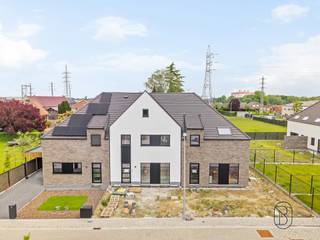 <strong>Maria Lauwershof - Wielsbeke </strong><br /><br />Deze kwalitatieve energiezuinige nieuwbouwwoningen zijn topgelegen, op wandelafstand van de Leie, en nabij scholen, winkels, en openbaar vervoer. Voorzien van een leuk speelplein, voldoende parking, en er is de mogelijkheid te kopen aan 6% BTW. <br /><br />INDELING: inkom en traphal, apart toilet, gezellige lichtrijke leefruimte met open geïnstalleerde keuken met extra ontbijthoek/eilandgedeelte, handige berging/wasplaats. Op het 1ste verdiep bevinden zich de overloop, moderne badkamer (ligbad, douche en dubbele lavabo), en 2 slaapkamers. Op het 2de verdiep bevindt zich de masterbedroom. <br />Leuke tuintjes met terras, en carport met extra tuinberging. <br /><br />TROEVEN: deels opgeleverd dus instapklaar, regenwaterput, warmtepompen, conforme elektriciteit.