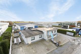 <p>Opslag- en productieruimte met instapklare woning gelegen in de Koeweidestraat te Merchtem, ideaal voor ondernemers die wonen en werken willen combineren.</p>
<p>De loods beschikt over een vrije hoogte van ca. 4,3 m tot 5,5 m en een recent vernieuwd dak met geïsoleerde sandwichpanelen.<br />Aansluitend bevindt zich een gerenoveerde woning van ca. 200 m² met 3 slaapkamers, ruime badkamer met dubbele lavabo en een goede EPC-score (B).</p>
<p>Strategisch gelegen met vlotte verbinding naar de Brusselse Ring en de A12.</p>
<p>🔹 Ideaal voor zelfstandigen en KMO’s<br />🔹 Werken & wonen op één locatie<br />🔹 Goede bereikbaarheid richting Brussel en Antwerpen</p>
<p>📞 Interesse? Contacteer ons voor meer info of een bezoek.</p>