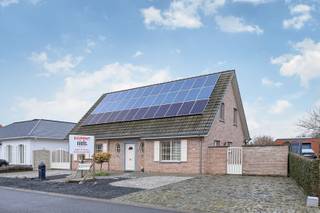 Ben je op zoek naar een huis zonder zorgen, waar je zo kan intrekken?<br />Stop dan zeker eens in de Hoekstraat 10 te Koersel.<br />Op het gelijkvloers hebben we een leefruimte met open keuken, een bijkeuken/wasplaats, een veranda met een mooi zicht op de tuin en een slaapkamer met dressing en badkamer ensuite.<br />Boven zijn er nog drie slaapkamers en een badkamer. <br />In de tuin kan je genieten van de rust door de open vlakte achter het perceel.<br />De auto's kunnen in de garage en/of onder de carport maar er zijn ook verschillende parkeerplaatsen rond het huis.<br />Het perceel van ongeveer 10 are is volledig omheind.<br />Extra troeven: 36 zonnepanelen, 2 thuisbatterijen, regenwaterput van 10.000l<br /><br />Wil je dit huis graag bezichtigen? Bel dan op het nummer 0491 15 30 43 of mail naar hallo@nielsvastgoed.be Ik help je graag verder.