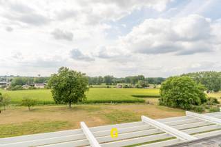 BIJ INTERESSE GELIEVE UITSLUITEND TE REAGEREN VIA MIJN HUURPROFIEL =<br />https://immogoffin.mijnhuurprofiel.be/property/4e3ef902-128e-4ead-8c79-e2e2a4f5d0c1<br /><br />Langs Meershoven ter hoogte van nummer 64, op slechts enkele minuutjes van het centrum van Bilzen, bevindt zich de recent opgerichte residentie Bella Vista. Hier liggen alle dagelijkse voorzieningen binnen handbereik, zoals winkels, scholen, horeca en het gezellige marktplein met daarrond tal van leuke cafés en restaurants. Wie een vlotte verbinding zoekt met omliggende steden, bereikt in enkele minuten de E313. Tegelijkertijd geniet men hier van rust en privacy, met achteraan een blijvend vrij uitzicht op de groene omgeving, bestemd als landbouwgebied.<br /><br />Boven op de ligging weet residentie Bella Vista zich moeiteloos te onderscheiden van ander aanbod door haar stijlvolle hedendaagse architectuur met opvallend aantrekkelijke gevels, de kwalitatieve afwerking en de duurzame bouwkwaliteit.<br /><br />Dankzij de warmtepomp, vloerverwarming, individuele zonnepanelen en de grondige isolatie blijft het energieverbruik voor de huurder bijzonder beperkt.<br /><br />Dit stijlvolle penthouse is gelegen op de bovenste verdieping van gebouw B, aan de rustige achterzijde van de residentie, weg van de drukte. Met een bewoonbare oppervlakte van 102 m² en een ruim terras van 26,15 m² geniet men hier van een bijzonder aangename woonomgeving. Grote raampartijen op het zuiden en westen halen veel natuurlijk licht binnen en laten zowel vanuit de leefruimte als vanop het terras genieten van een prachtig vrij uitzicht over de achterliggende groene omgeving en verder op het stadscentrum van Bilzen. Een bijkomend pluspunt is de lift die rechtstreeks in het penthouse uitkomt, zodat men comfortabel thuiskomt zonder eerst gemeenschappelijke gangen te moeten doorlopen.<br /><br />Indeling<br /><br /><br />Inkomhal met gastentoilet, rechtstreeks bereikbaar via lift en trap<br />Ruime lichtrijke leefruimte met open keuken<br />Groot zonneterras (26,15 m²) <br />Berging met voorzieningen voor wasplaats<br />Twee volwaardige slaapkamers<br />Badkamer<br /><br />Inbegrepen in de huur zijn bovendien twee privatieve autostandplaatsen (P1 en P2) en een individuele kelderberging.<br /><br />Dit penthouse is een bijzonder mooie kans voor wie comfortabel en energiezuinig wil wonen in een stijlvolle recente residentie, met het uitzonderlijke wooncomfort van een ruim zonneterras met een prachtig blijvend uitzicht op de groene omgeving, rustig gelegen weg van de drukte - en tegelijkertijd centraal vlakbij het centrum en uitvalswegen.<br /><br />ONMIDDELLIJK BESCHIKBAAR<br />huurpijs te verhogen met 115 EUR per maand voor bijdrage in de algemene onkosten, provisioneel. <br /><br />BEKIJK ZEKER OOK HET FILMPJE<br />https://www.instagram.com/p/Db-h4XeKhXn/