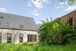 In de Vlasschaard in Heule (Kortrijk) realiseert Dumobil in het nieuwbouwproject Lijsternest deze moderne halfopen nieuwbouw (lot 15) met zadeldak.Deze woning is reeds deels opgebouwd en kan bezichtigd worden.<br /><br />Je komt via de inkomhal binnen in een open leefruimte met aansluitend een kwalitatief ingerichte keuken mét eiland. Er zijn 3 slaapkamers en een vaste trap richting een extra zolderkamer. De badkamer heeft een dubbele wastafel, douche én bad. De toiletten zijn apart. Duurzaam uitgerust met een geothermische warmtepomp, vloerverwarming, zonnepanelen en een ventilatiesysteem type D. Er is een voortuintje met oprit. Aan de carport is een aangebouwde berging voorzien waar je doorheen kan lopen tot in de tuin.<br /><br />De woning wordt door ons na aankoop nog verder instapklaar afgewerkt naar jouw wens. Hier geniet je van de Dumobil-kwaliteit.<br /><br />Deze all-inprijs excl. kosten omvat een volledig afgewerkte, instapklare woning met álle voorzieningen en omgevingswerken inbegrepen. De totale kostprijs inclusief wettelijke kosten waaronder registratierechten, btw, notariskosten en aansluitingskosten kan je eenvoudig bekijken op onze <u><strong>website</strong></u>: <u><strong>dumobil.be/nl/woonprojecten/projecten/lijsternest-heule-kortrijk</strong></u> En/of contacteer onze bouwadviseur Sam Borrey voor meer info: 0483/21.01.33 | sam@dumobil.be