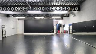 Bent u op zoek naar een veelzijdige ruimte met tal van mogelijkheden?<br />Deze polyvalente handelsruimte van 431 m², gunstig gelegen nabij centrum Roeselare, biedt een uitstekende opportuniteit voor uiteenlopende activiteiten.<br />De ruimte is momenteel ingedeeld in twee afzonderlijke danszalen, aangevuld met een ontvangstruimte die perfect kan dienen als onthaal of wachtruimte. Daarnaast beschikt het pand over gescheiden sanitair voor dames en heren, beide voorzien van een douche, evenals meerdere opbergruimtes.<br /><br />Dankzij de flexibele indeling leent deze locatie zich niet alleen uitstekend voor dans-, sport- of bewegingsactiviteiten, maar ook voor onder meer:<br />- Personal training of fitness<br />- Yoga- of pilatesstudio<br />- Groepslessen en workshops<br />- Praktijk- of opleidingsruimte<br />- Opslag of magazijnfunctie<br />- Diverse commerciële of recreatieve activiteiten<br /><br />De combinatie van een ruime oppervlakte, een praktische indeling en een vlot bereikbare ligging maakt dit pand een ideale keuze voor ondernemers die op zoek zijn naar een functionele en veelzijdige locatie.<br />Interesse of wenst u een bezoek ter plaatse? Neem gerust contact op voor meer informatie.