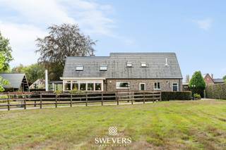 Voor meer info en foto’s, surf naar www.swevers.be – Hier komen rust, ruimte, privacy en een heerlijk vakantiegevoel samen. De voormalige boerderij werd grotendeels gerenoveerd met respect voor haar karakter, waarbij authentieke elementen, een warme zuiderse sfeer en hedendaags comfort harmonieus samengaan.<br />De woning beschikt over 6 slaapkamers, twee badkamers, een ruime leefruimte van ca. 45 m², keuken, bijkeuken en diverse bergingen. Een gezellige veranda, ingericht als sfeervolle manegebar, vormt een bijzondere plek om te genieten van het uitzicht over het domein en de paarden. Voor paardenliefhebbers is dit een droomlocatie. Het domein beschikt over drie paardenstallen, een zadelkamer, werkruimte en een multifunctioneel bijgebouw met plaats voor twee wagens. Daarnaast is er een ruime loods met indrukwekkende nokhoogte, geschikt voor voertuigen, machines, opslag of professionele activiteiten. Het uitgestrekte terrein biedt volop vrijheid en mogelijkheden. Het overdekte buitenterras met buitenkeuken vormt de ideale plek voor lange zomeravonden, gezellige etentjes en ontspannen momenten in alle privacy. Ondanks de landelijke en bijzonder rustige ligging bevindt het centrum van Leopoldsburg zich op minder dan vijf minuten. Ook winkels, scholen, horeca en openbaar vervoer zijn vlot bereikbaar. De nabijheid van Bosland biedt bovendien prachtige mogelijkheden voor wandel- en fietstochten. Een unieke eigendom waar wonen, buitenleven en paardenliefde samenkomen – een plek die u vooral moet ervaren. Voor meer informatie, bel 011 255 155. Bron bewoonbare oppervlakte: EPC – verslag.