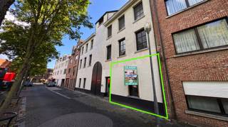 <p>Aangenaam gelijkvloers appartement met hoge plafonds, één slaapkamer aan de voorzijde en een ruime leefruimte met open keuken en aansluitende tuin.</p><p>Bij het binnenkomen komt u in de inkomhal, die toegang biedt tot de slaapkamer, badkamer, het gastentoilet en de berging. De badkamer is uitgerust met twee lavabo’s en een douche.</p><p>De ruime berging beschikt over aansluitingen voor wasmachine en droogkast, biedt extra opbergruimte en herbergt tevens de binnenunit van de lucht-waterwarmtepomp.</p><p>Vanuit de inkomhal komt u in de ruime leefruimte met open keuken. De hoge plafonds en grote raampartijen zorgen hier voor een aangenaam gevoel van ruimte en een optimale natuurlijke lichtinval.</p><p>Achteraan bevindt zich het terras met aansluitende tuin, een aangename uitbreiding van de leefruimte en een ideale plek om in alle rust van de buitenruimte te genieten. Via de grote schuifraam met driedubbele beglazing geniet u bovendien van een optimale lichtinval en een directe verbinding met de tuin.</p><p>Het appartement beschikt over vloerverwarming en aluminium ramen. Daarnaast is er een gemeenschappelijke fietsenberging voorzien.</p><p>De kelderberging van 9,5 m2 is optioneel bij aan te kopen voor € 9.000,-</p>