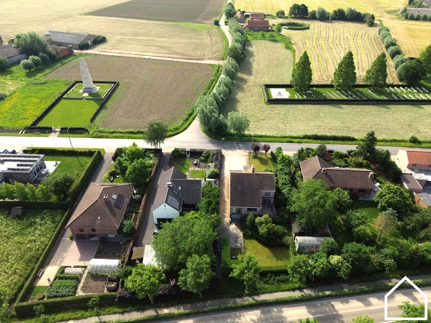 ALLEENSTAANDE WONING MET 7 SLAAPKAMERS, RUIME GARAGE EN TUIN (953m²) - foto 4