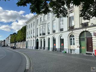<br />De kamers zijn gelegen aan het Sint-Pietersplein, vlakbij vele campussen van UGent, Hogent en Artevelde.<br />In de nabijheid van openbaar vervoer, supermarkten en uitgangsbuurt.<br /><br />Laatste 2 gemeubelde kamers te huur: <br /><br />KAMER 3: € 500/maand + €50 maandelijkse kosten voor verbruik EGW en internet. Eigen badkamer en gemeenschappelijke keuken.<br /><br />KAMER 4: € 475 /maand + €50 maandelijkse kosten voor verbruik EGW en internet. Badkamer en keuken zijn gemeenschappelijk.<br /><br />ALLEEN VOOR STUDENTEN (domicilie <u>niet mogelijk</u>)!<br /><br />Beschikbaar vanaf 01/09/2026<br />