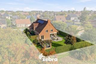 Op zoek naar een ruime, instapklare woning waar rust, comfort en ruimte centraal staan? Dan is deze charmante open bebouwing absoluut een bezoek waard!<br />De woning is gelegen op een perceel van 800 m² en geniet van een topligging in een doodlopende straat, met een groene zone achter het perceel. Hier geniet je van een rustige en aangename woonomgeving, omgeven door groen en met de nodige privacy.<br /><br />Bij het betreden van de woning kom je terecht in de inkomhal met gastentoilet. Verder beschikt het gelijkvloers over een praktische bureauruimte, ideaal voor thuiswerk, en een lichtrijke, ruime woonkamer met gezellige zithoek en eetplaats. Dankzij de grote raampartijen geniet je hier van een mooie lichtinval en een aangenaam zicht op de tuin. Aansluitend bevindt zich de volledig ingerichte keuken, voorzien van alle nodige toestellen.<br /><br />Daarnaast bevinden zich op het gelijkvloers twee slaapkamers en een badkamer, uitgerust met een dubbele lavabo, ligbad en aparte douche. Ook de praktische wasruimte en de dubbele garage met automatische poorten bevinden zich op deze verdieping, wat zorgt voor extra comfort en gebruiksgemak.<br /><br />Op de eerste verdieping bevinden zich nog twee slaapkamers en een ruime zolder van maar liefst 66 m², die tal van mogelijkheden biedt. Bovendien beschikt de woning over een kelder, ideaal als extra opbergruimte.<br /><br />Buiten is het heerlijk vertoeven in de verzorgde, fraai aangelegde tuin met gezellige terrassen. Het overdekte terras sluit mooi aan op de woning en vormt de ideale plek om in alle rust te genieten. De groene omgeving en de mooie hagen zorgen bovendien voor een aangenaam gevoel van privacy.<br /><br />Ook op vlak van energiezuinigheid en comfort heeft deze woning heel wat te bieden! Met een gunstige EPC-score van slechts 204 kWh/m² per jaar (label C) scoort de woning bijzonder goed. Bovendien behoort een EPC-label B met een beperkte energetische aanpassing tot de mogelijkheden.<br />De woning beschikt daarnaast over recente ramen uit 2017, elektrische rolluiken en zonnewering aan zowel de oostelijke als de zuidelijke zijde.<br /><br />Extra troeven zijn de aanwezige zonnepanelen, een regenwaterput van maar liefst 10.000 liter en vliegenramen doorheen de woning.<br /><br /><strong>Ook wild geworden van deze thuis?<br />Twijfel dan niet langer en leg vandaag nog uw bezoek vast!</strong>