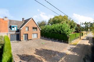 Deze statige halfopen woning biedt een zee aan ruimte en potentieel.<br />Dankzij enkele renovatiewerken kan u ze volledig omvormen tot uw ideale droomwoning.<br /><br /><strong>De woning beschikt over:</strong>
<ul>
	<li>Ruime en lichtrijke kamers</li>
	<li>Betonnen tussenvloeren</li>
	<li>Praktische bergruimtes</li>
	<li>Een zonnige tuin met achteraan enkele bijgebouwen die tal van invullingen toelaten</li>
</ul>
<strong>Indeling:</strong>

<ul>
	<li>Gelijkvloers: inkomhal, woonkamer, keuken, veranda, toilet en ruime garage</li>
	<li>Eerste verdieping: nachthal, 4 slaapkamers en badkamer</li>
	<li>Kelder + buitenbergingen met bijhorende zolder</li>
</ul>
<strong>Troeven:</strong>

<ul>
	<li>Bewoonbare oppervlakte van 207 m²</li>
	<li>Perceel van 589 m² met doorrit langs de zijkant (handig voor fietsen, tuinmateriaal en afval)</li>
	<li>Verwarming op propaangas met condenserende ketel</li>
	<li>EPC-score C → géén renovatieplicht!</li>
	<li>Voldoende parkeergelegenheid, ruime garage en mogelijkheden voor carport</li>
</ul>
Een woning met sterke basisstructuur en heel wat mogelijkheden om er een prachtige gezinswoning van te maken.<br /><br />De ligging is landelijk en zeer rustig. Op enkele minuten gelegen van het centrum van Beveren en op 10 min. van het centrum van Roeselare.<br />Er is een zeer vlotte verbinding met de Ring van Roeselare en de E403 Kortrijk Brugge. <br /><br />Bij interesse, aarzel niet ons te contacteren op 051/201.400 of info@dicasa.be