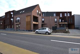 KOOP NU EN BETAAL PAS BIJ OPLEVERING !!<br /><br />Prachtig nieuwbouwproject op toplocatie in de dorpskern van Berlaar.<br /><br />Deze prachtige residentie in het centrum van Berlaar staat voor een stijlvolle, hedendaagse en tijdloze architectuur. De materiaalkeuze en detaillering resulteert in gevels die eenvoud en klasse uitstralen. Deze lijn wordt volledig doorgetrokken in heel het project dat met de grootste zorg voor esthetiek werd ontworpen.<br /><br />Dit project zal bestaan uit 14 appartementen met 1, 2 of 3 slaapkamers in combinatie met bovengrondse carports en privatieve bergingen. De bewoonbare oppervlaktes variëren tussen de 80 m² en 131 m² allen voorzien van unieke lichtinval.<br /><br />We betreden de appartementen via de inkomhal dewelke ons leidt tot een zeer lichtrijke leefruimte met toegang tot het prachtige zonneterras, aansluitend vinden we de eetplaats en een volledig uitgeruste open keuken. Verder hebben we nog telkens 1, 2 of 3 slaapkamers, een apart toilet, een geriefelijke berging en een ruime badkamer.<br /><br />Er zal standaard gebruik gemaakt worden van vloerverwarming met warmtepomp, ventilatie en zonnepanelen dewelke voor een lage energiebehoefte zullen zorgen.<br /><br />BOVENGRONDSE CARPORT EN BERGING inbegrepen in de prijs!<br /> <br />Kom snel eens langs bij ons, dan geven we u graag meer uitleg op maat. U kan ons ook contacteren voor een vrijblijvende waardebepaling van uw eigendom. U zal vakkundig bijgestaan worden in combinatie met een persoonlijke aanpak voor uw aan en verkoop.