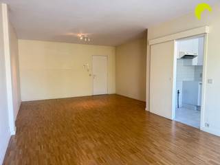 In Berchem bevindt zich dit goed onderhouden appartement met twee slaapkamers op de eerste verdieping van een verzorgd gebouw. Met een...