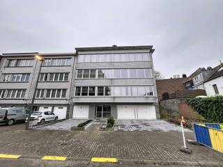 <p>Dit appartement met 2 slaapkamers en terras bevindt zich op de tweede verdieping van een gebouw met lift. Je ontdekt het pand via een virtueel bezoek op www.living-stone.be. Het appartement beschikt over een ruime inkomhal met vestiaire en een lichte, gezellige woonkamer. De half ingerichte keuken werd recent vernieuwd, net zoals de ramen, wat bijdraagt aan het comfort. Verder zijn er twee comfortabele slaapkamers, een badkamer met ligbad en wastafel en een apart toilet. Het zonnige terras vormt een aangename buitenruimte. Extra troeven zijn de staanplaats en de praktische kelder. Een interessante huurwoning met een vlotte indeling en hedendaags comfort. Contacteer ons voor meer informatie of een bezoek.</p>