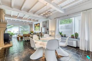 Deze charmante woning is gelegen op een perceel van 250 m² en bestaat uit twee delen: een gelijkvloerse handelsruimte (momenteel ingericht...