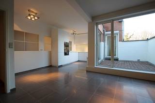 Ruim appartement met twee slaapkamers en een bewoonbare oppervlakte van 150 m² gelegen in het centrum van Tienen op wandelafstand van de Grote markt.<br /><br />Indeling appartement: inkom, berging/vestiaire, ruime leefkeuken (volledig geïnstalleerd) met eetplaats, twee slaapkamers, een ruime badkamer met zowel douche, ligbad, lavabo en aansluiting voor wasmachine en droogkast en een zeer ruime woonkamer (inclusief gashaard) van meer dan 55 m². <br /><br />Kortom bent u op zoek naar een uniek appartement met veel ruimte in het centrum van Tienen, neem dan gerust contact op met ons kantoor voor een bezoek.<br /><br />De huurprijs bedraagt 950 euro + 50 euro voor de gemeenschappelijke kosten. Alle verbruik is individueel. Beschikbaar vanaf 1 Oktober 2026.