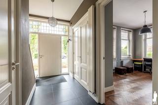 <p><strong>Ruime villa met een inhoud van circa ca. 1200 m³ , gelegen op een perceel van circa 900 m² in een groene omgeving vlakbij de Nederlandse grens. Deze woning heeft o.a 6 slaapkamers, 2 badkamers een overdekt terras en een grote garage.<br />De woning is mede door de zonnepanelen energiezuinig ( Label B)</strong></p>
<p><span>Gelijkvloerse verdieping:</span><br /><span>U betreedt de woning via de ruime inkomhal met garderobe, trapopgang en gastentoilet. Vanuit de hal komt u in het kantoor voorzien van parketvloer. Vanuit de hal bereikt u tevens de sfeervolle woonkamer, voorzien van parketvloer en gashaard.<br /></span>De ruime leefkeuken bevind zich aan de achterzijde en heeft uitzicht over de tuin.<br />De keuken is voorzien van een kookeiland en kastenwand beide voorzien van de nodige inbouwapparatuur. <br />De keuken geeft toegang tot een overdekt terras voorzien van open haard en electrische verwarming.<br />Via de keuken is de bijkeuken te bereiken, deze is voorzien van vaste kasten en aansluiting voor de wasapparatuur.<br /><br /><span>Eerste verdieping:</span><br /><span>De vaste trap in de hal leidt u naar de eerste verdieping met een zeer ruimtelijke hal met een apart toilet.<br />Op deze verdieping bevinden zich drie ruime slaapkamers waarvan de masterbedroom een eigen dressing heeft.<br />De badkamer is vernieuwd en heeft een inloopdouche en wastafelmeubel.<br /><br /></span>Tweede verdieping:<br />De vaste trap in de nachthal leidt u naar de tweede verdieping.<br />Op deze verdieping zijn er twee ruime (slaap) kamers en een derde kleinere slaapkamer.<br />Op deze verdieping is er een 2e badkamer met douche, wastafel en toilet.<br /><br />Garage:<br />Ruime garage voor meerdere auto's voorzien van automatische poort, keukenblok en zijdeur.<br /><br /><span>Buitengebeuren:</span><br /><span>In de aangename achtertuin geniet u van de privacy en de rust.<br /></span>Aan de zijkant van de woning zijn er parkeerplaatsen op eigen terrein.<br /><span><br />Bijzonderheden:</span><br /><span>- Bouwjaar 2005</span><br /><span>- 26 zonnepanelen</span><br /><span>- Vloerverwarming in de keuken.</span><br /><span>- EPC label B ( 107 kwh)</span><br /><span>- inhoud circa 1200m³, bewoonbare oppervlakte circa 350m².</span><br /><span>- Gelegen nabij de Nederlandse grens<br /><br />Bekijk deze woning via onze virtual tour: https://visithome.ai/hYfdD55Vxzpj7om3NXJqYt?mu=m<br /></span></p>