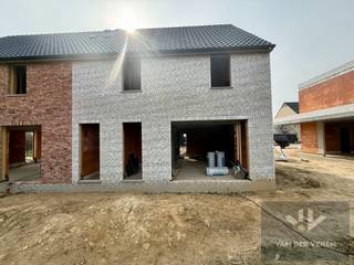 <u><strong>Moderne halfopen nieuwbouwwoning met 4 slaapkamers en 2 badkamers</strong></u><br /><br /><u><strong>TROEVEN: </strong></u><br />– 4 volwaardige slaapkamers <br />– 2 badkamers <br />– Energiezuinig <br />– Moderne architectuur<br />– Goede bereikbaarheid naar Hasselt, centrum Diepenbeek, autosnelweg E313, … <br />– Veel natuurlijke lichtinval <br />– Zolder wordt ingericht met master bedroom en badkamer, ideaal voor gezinnen die net dat beetje extra privacy wensen <br /><br />Ontdek deze prachtige halfopen nieuwbouwwoning, ontworpen voor wie ruimte, licht en comfort waardeert. De woning beschikt over 4 slaapkamers en 2 badkamers, waarbij 1 slaapkamer en 1 badkamer op de tweede verdieping (zolderverdieping) voor extra privacy zorgen. Perfect voor gezinnen of wie graag een rustige werk- of hobbyruimte wil! <br /><br />De open leefruimte vormt het hart van het huis: een lichte, uitnodigende ruimte waar koken, eten en ontspannen moeiteloos samenkomen. Vanuit de woonkamer stapt u zo het terras of de tuin op – een perfecte plek om te genieten van zonnige dagen, een kop koffie in de ochtend of gezellige avonden met vrienden en familie.<br />Dankzij het halfopen ontwerp ervaart u een ideale balans tussen privacy en verbondenheid met de omgeving. Met moderne afwerking, slimme indeling en veel lichtinval is dit de ideale plek om een nieuw hoofdstuk te beginnen.<br /><br />Deze twee halfopen wooneenheden worden gebouwd op een riant perceel en bevinden zich op een boogscheut van het centrum van Diepenbeek en op slechts enkele minuten van de op- en afrit van de E313.  Diepenbeek heeft een rijk aanbod aan natuurgebieden, wandel- en fietsmogelijkheden, sportfaciliteiten en speeltuinen. Vanuit Diepenbeek is er verder nog veel te beleven bij de buren uit Hasselt, Genk, Bilzen en Kortessem. Deze mooie gemeente is dus de ideale uitvalsbasis voor al het moois dat Limburg te bieden heeft!