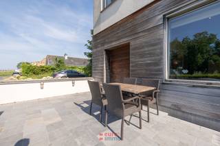 Recherchez-vous le meilleur des deux mondes ? Aimez-vous avoir accès à toutes les commodités d'un centre-ville tout en profitant de la verdure et du calme ? Alors, cette maison est sans aucun doute faite pour vous !<br /><br />L'environnement est tout simplement magnifique. Située à la périphérie de Nieuwpoort-ville, au milieu de la verdure, du canal et du bassin de retenue, cette maison offre une tranquillité naturelle tout en étant à proximité de tout. En 10 minutes à pied, vous êtes sur le quai avec des connexions aux transports en commun, et en 15 minutes, vous êtes sur la place du marché. Les nombreux restaurants, supermarchés et services de santé se trouvent à une distance similaire. Pour les cyclistes, c'est une base de départ idéale, avec de nombreuses pistes qui commencent ou se terminent ici. Vous voyez, l'emplacement est parfait.<br /><br />Mais ce n'est pas tout. Cette maison respire l'espace. Chaque fenêtre offre une vue verdoyante et l'intérieur est aménagé de manière logique et lumineuse. Avec une surface habitable généreuse, cela ne pouvait être autrement. Nous entrons dans un grand hall d'entrée avec des toilettes pour invités. Ensuite, nous passons au spacieux salon situé à l'avant de la maison. La salle à manger fait le lien entre la cuisine et le salon et donne accès au bureau. La cuisine est entièrement équipée avec des matériaux de haute qualité. En sortant par la porte coulissante de la cuisine, nous arrivons sur une terrasse surélevée baignée de soleil. En bas, nous trouvons la deuxième partie de la terrasse avec un jacuzzi fixe. Cette terrasse, combinée au jardin, est l'endroit idéal pour se détendre. À ce même niveau, nous avons accès à la salle de jeux/bar qui se prolonge dans un très grand garage pouvant accueillir jusqu'à 4 voitures. Nous y trouvons également la cave à vin et plusieurs espaces de stockage. De retour au rez-de-chaussée, il y a une grande salle de bains avec double lavabo, douche à l'italienne et baignoire d'angle.<br /><br />À l'étage, il y a 4 chambres : une suite parentale avec dressing, 2 chambres avec lits doubles et une dernière chambre avec ses propres installations sanitaires. Il y a également un espace de rangement.<br /><br />Vous voyez, c'est le rêve de toute personne souhaitant vivre à Nieuwpoort sans sacrifier l'espace ouvert.<br /><br />Réservez votre visite maintenant avant que quelqu'un d'autre ne saisisse cette maison exceptionnelle.<br /><br />PEB: 