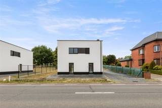 LiggingIn Alken, vinden we langs de Steenweg ter hoogte van nummer 378 deze knappe nieuwbouwwoning terug. We bevinden ons in een residentiële buurt...