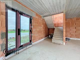 Dit pand dat initieel gebouwd werd om er een handelspand van te maken, kan mogelijks omgevormd worden tot woonst.Gemeente Gingelom werd reeds...