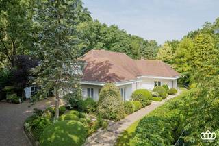 Tijdloze villa in al haar facetten: prachtig gebouwd en uitstekend onderhouden, met veel ruimte en licht, op toplocatie te...