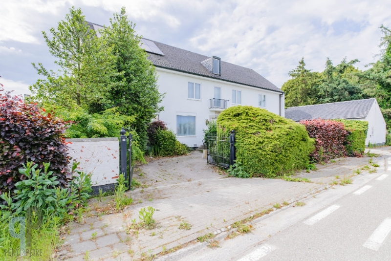 Grote woning met 5 slaapkamers en dubbele garage op 1780m² - photo 2