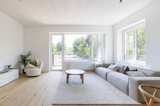 <p><strong>De Panne: Volledig gerenoveerd 3-slaapkamerappartement met zonnig terras en garageoptie!</strong><br /> </p>
<p>Op een rustige en centrale ligging nabij het centrum van De Panne bevindt zich dit volledig gerenoveerde appartement van maar liefst 101 m². Dankzij de lichtrijke leefruimte, het zuidgerichte terras en de drie volwaardige slaapkamers biedt dit appartement een ideale combinatie van comfort, ruimte en energiezuinig wonen. Bovendien is er mogelijkheid tot aankoop van een garage op het achterliggende terrein.<br /> </p>
<p><strong>Indeling</strong><br />Inkomhal, ruime en lichtrijke leefruimte met grote raampartijen en directe toegang tot het zonnige terras, moderne open keuken uitgerust met keramische kookplaat, dampkap, koelkast, vaatwasser, spoelbak en combi-microgolfoven, praktische berging met aansluiting voor wasmachine, drie volwaardige slaapkamers, ruime badkamer met ligbad, douche, dubbele lavabo met meubel en toilet, afzonderlijk gastentoilet.<br /> </p>
<p><strong>Troeven</strong></p>
<ul><li>Volledig gerenoveerd in 2025</li><li>Ruime bewoonbare oppervlakte van 101 m²</li><li>Energiezuinig appartement met EPC B</li></ul>
<p><strong>Neem contact op met Frederick voor een bezoek of bijkomende info via 058/22.41.70.</strong></p>
