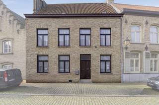 Te koop: gezellige gesloten woning in de Zwarte Nonnenstraat, middenin het historische karakter van Veurne.Deze woning biedt een praktische indeling...