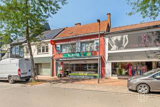 Op een uitstekende commerciële ligging aan de Markt van Hulste bevindt zich dit veelzijdige handelspand met bovenliggende privéwoonst, ruime buitenmogelijkheden en tal van praktische bijgebouwen. Met een totale oppervlakte van maar liefst 291 m² op een perceel van 570 m² is dit een eigendom met bijzonder veel potentieel.Indeling: op het gelijkvloers bevindt zich de handelsruimte, die dankzij haar veelzijdige karakter vrij kan worden ingedeeld volgens de noden van uw activiteit. De centrale ligging op de Markt zorgt bovendien voor een mooie zichtbaarheid en maakt dit pand geschikt voor uiteenlopende commerciële doeleinden.De bovenverdieping omvat de privéwoonst met drie ruime slaapkamers en een aangenaam privéterras. Ook buiten is er heel wat ruimte aanwezig. Op het gelijkvloers beschikt u over een tuin en koer, ideaal als extra buitenruimte bij zowel het handelsgedeelte als de woonst. Aan de achterzijde van het perceel bevinden zich bovendien extra stockageruimte, een magazijn en een garage. Dankzij de uitweg achteraan is het pand ook praktisch toegankelijk voor leveringen, opslag of andere professionele doeleinden.Troeven: toplocatie op de Markt van Hulste, combinatie van handel en wonen, handelsruimte vrij in te delen, 3 ruime slaapkamers, privéterras, tuin en koer, magazijn en extra stockageruimte, garage, uitweg aan de achterzijde, totale oppervlakte van 291 m² perceel van 570 m², tal van mogelijkheden voor ondernemers en investeerders. Een veelzijdige eigendom waar wonen en ondernemen perfect gecombineerd kunnen worden, en dit op een centrale locatie in Hulste.Interesse? Neem gerust contact op voor meer informatie of een bezoek ter plaatse via feline@immobeguin.be.