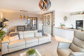 <p>Ben je op zoek naar een instapklaar appartement op een rustige, maar toch centrale locatie? Dan is dit appartement aan het vaarwater precies wat je zoekt.</p><p>Het appartement is gelegen in het hartje van Willebroek en geniet van een bijzonder idyllische ligging met prachtig zicht op het water.</p><p>Via de ruime inkomhal betreden we het appartement. Een elegante smeedijzeren deur leidt ons naar de lichtrijke woonkamer, waar de grote raampartijen zorgen voor een overvloed aan natuurlijk licht. De woonkamer sluit mooi aan op de keuken, waardoor een open en gezellige leefruimte ontstaat waar het aangenaam vertoeven is.</p><p>Het appartement beschikt over twee ruime slaapkamers. In de master bedroom is er airconditioning aanwezig en vanuit deze kamer heeft u rechtstreeks toegang tot het terras aan de achterzijde van het gebouw. De badkamer werd enkele jaren geleden volledig vernieuwd en is modern en praktisch ingericht. Daarnaast is er ook een apart toilet aanwezig.</p><p>Ook aan buitenruimte ontbreekt het hier niet. Op het terras kan u in alle rust genieten van een prachtig uitzicht van het water. Dankzij de zonneluifel kan u hier zowel van de zon als van een aangename schaduwplek geniet. De gemeenschappelijke tuin staat eveneens tot uw beschikking en vormt een aangename plek om buiten te genieten van de groene omgeving.</p><p>Parkeren vormt geen enkel probleem dankzij de ondergrondse staanplaats. Verder beschikt het appartement over voldoende bergruimte, waaronder een kelderberging en een handige buitenberging op het terras.</p><p>De ligging is ook een grote troef. Het appartement bevindt zich in het centrum van Willebroek, op wandelafstand van winkels, horeca en openbaar vervoer. Daarnaast vormt het de ideale uitvalsbasis voor ontspannende wandel- en fietstochten langs het water en in de groene omgeving.<br /><br />Na de opmaak van het EPC werden nog enkele verbeteringen uitgevoerd, waaronder een nieuw raam aan de voorgevel, de installatie van airconditioning en een nieuwe gasbrander. Dit kan ervoor zorgen dat de energieprestatie inmiddels nog gunstiger is.</p><p>Het appartement is bovendien uitgerust met een waterverzachter en een videofoon voor extra comfort en veiligheid.</p><p>De maandelijkse vaste kosten bedragen €120.</p><p></p><p>Verplicht bij aan te kopen: de ondergrondse staanplaats en berging, met een totale waarde van € 20.000.</p><p></p><p>Stedenbouwkundige inlichtingen: Vg, Wg en Amb, Gmo, Vkr, Gvv</p>