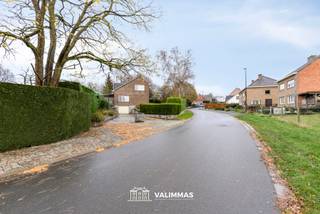VALIMMAS verkoopt deze rustig en landelijk gelegen alleenstaande ruime woning op ± 21 are, met garage en prachtige tuin.... Het gelijkvloers omvat...