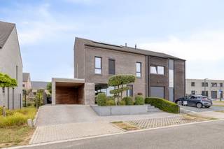 Deze piekfijn onderhouden halfopen bebouwing uit 2018 combineert hedendaags wooncomfort met een bijzonder energiezuinig karakter én een rustige, landelijke ligging. De woning bevindt zich in een zeer rustige, doodlopende straat en geniet van een prachtig uitzicht over de omliggende velden.<br /><br />Dankzij het EPC-label A, 10 zonnepanelen en verschillende moderne technieken geniet je hier van een comfortabele en toekomstgerichte woning die volledig instapklaar is.<br /><br />De woning beschikt over 3 tot 4 slaapkamers en biedt daardoor heel wat flexibiliteit voor gezinnen, thuiswerk of hobbyruimte. Ook aan comfort werd gedacht: zowel op het gelijkvloers als op de verdieping is airconditioning aanwezig en aan de zuidzijde werden screens voorzien.<br /><br />Indeling<br /><br />Gelijkvloers:<br />+ Inkomhal<br />+ Gastentoilet<br />+ Lichtrijke woonkamer en eetkamer<br />+ Open keuken<br />+ Bijkeuken<br />+ Zonnig terras met terrasoverkapping<br /><br />Eerste verdieping:<br />+ Slaapkamer 1<br />+ Slaapkamer 2<br />+ Badkamer met bad en douche<br />+ Toilet<br /><br />Tweede verdieping: <br />+ Ruime zolder met slaapkamer en ontspanningsruimte<br /><br />Extra troeven:<br />+ Energiezuinige woning<br />+ 10 zonnepanelen<br />+ Zeer rustige ligging in een doodlopende straat<br />+ Landelijk uitzicht over de omliggende velden<br />+ Screens aan de zuidzijde<br />+ Airconditioning<br />+ Praktische tuinberging<br />+ Piekfijn onderhouden en volledig instapklaar<br /><br />Watertoets: P score A ; G score A. Stedenbouwkundige inlichtingen: nog in aanvraag.<br /><br />Contacteer Brian Rollier via brian.rollier@albert.immo of via 0472 98 02 27 voor meer info en een afspraak.<br /><br />Bij Albert kom je thuis!