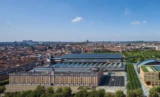 Instapklare <strong>kantoorruimte</strong> van <strong>510 m² </strong>te huur op een toplocatie in het hart van Brussel, met uitstekende bereikbaarheid.<br />De ruimte maakt deel uit van het iconische Tour & Taxis, Koninklijk Pakhuis, een karaktervol en volledig gerenoveerd kantoorgebouw waar erfgoed en modern werkcomfort samenkomen.<br /><br />Het gebouw werd recent verder geoptimaliseerd met duurzame en hoogwaardige voorzieningen zoals <strong>zonnepanelen</strong> en <strong>HVAC.</strong> De lucht wordt volledig 5 keer per uur ververst, wat zorgt voor een constant gezond binnenklimaat. Daarnaast zijn in elke module sensoren geïnstalleerd die de luchtvochtigheid en <strong>CO₂-niveaus meten.</strong> De liften en automatische deuren zijn bovendien uitgerust met digitale toegangscontrole.<br /><br />Gebruikers genieten daarnaast van extra troeven zoals vernieuwde sanitaire blokken, douches en een beveiligde fietsenstalling.<br /><br />Dankzij de strategische ligging aan de toegangspoort van de volledige Tour & Taxis-site bevinden alle voorzieningen zich binnen handbereik: een ruim aanbod aan restaurants, winkels, sportfaciliteiten, een representatieve onthaalfunctie en een kinderdagverblijf zorgen voor een complete en dynamische werkomgeving.<br /><br />Contacteer <strong>PANORAMA B2B </strong>voor meer informatie, plannen of een vrijblijvend bezoek via <strong>0477 09 00 09.</strong>
