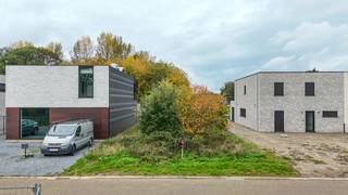 <p>Bij ImmoFusion 7/7 “open huis” : klik op onze 3D-TOUR.<br /><br /><br />In de rustige en groene Aanhofstraat in Heusden-Zolder bevindt zich deze mooie bouwgrond van 554 m², geschikt voor een halfopen bebouwing. De grond ligt in een nieuwe verkaveling en biedt achteraan een fraai uitzicht op de omliggende bossen. De ligging combineert rust en natuur met een uitstekende bereikbaarheid: de oprit van de autosnelweg E314 bevindt zich op korte afstand. De locatie is centraal gelegen tussen Heusden, Houthalen en Zonhoven, waardoor alle voorzieningen zoals winkels, scholen en recreatie makkelijk bereikbaar zijn. De omgeving is bosrijk, rustig en kindvriendelijk, ideaal voor wie op zoek is naar een aangename woonomgeving met veel groen.</p>
<p>Bouwvoorschriften<br />- Type bebouwing: halfopen bebouwing<br />- Perceeloppervlakte: 554 m²</p>
<p>Hoofdgebouw<br />- Maximale bouwdiepte gelijkvloers: 15 meter<br />- Maximale bouwdiepte verdieping: 12 meter<br />- Maximale bouwhoogte tot aan de kroonlijst: 6,5 meter<br />- Daktype: plat dak</p>
<p>Aanbouw<br />- Maximale bouwlaag: 1 bouwlaag<br />- Maximale kroonlijsthoogte: 3,5 meter onder de kroonlijst van het hoofdgebouw<br />- Daktype: plat dak</p>
<br />
<p>Pluspunten:<br /><br />-Rustige ligging in een nieuwe verkaveling<br />-Achteraan uitzicht op een bosrijk gebied<br />-Groene en kindvriendelijke omgeving<br />-Centrale ligging tussen Heusden, Houthalen en Zonhoven<br />-Vlotte aansluiting met de autosnelweg E314<br />-Ruim perceel met mogelijkheden voor moderne architectuur<br />-Ideale combinatie van rust, natuur en bereikbaarheid<br /><br /><span>Maatregelen opgenomen in het Maatregelenregister: nee</span></p>
<p><span>Een bezichtiging ter plaatse of meer info, bel ons op 078/78.78.70, of kom gewoon binnen op ons kantoor, steeds welkom!</span></p>