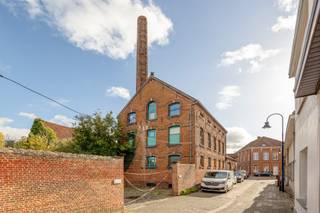 <p>Uitzonderlijk ontwikkelingsproject: Voormalige Brouwerij De Sleutel met vergunning voor 5 residentiële eenheden</p><p>Locatie: Sleutelstraat 23, 2550 Kontich</p><p>Status: Verkoop inclusief definitief uitvoerbare vergunning</p><p>Totale bewoonbare oppervlakte: 932 m² | Grondoppervlakte: 1.148 m²</p><p>Unieke kans voor ontwikkelaars en investeerders</p><p>In het charmante hart van Kontich, op wandelafstand van winkels en voorzieningen, bevindt zich dit indrukwekkende historische pand. De voormalige Brouwerij De Sleutel biedt een zeldzame combinatie van authentieke industriële architectuur, riante ruimtes en een idyllische groene binnentuin.</p><p>Het project wordt verkocht inclusief een goedgekeurde en definitief uitvoerbare vergunning voor de herbestemming naar 5 exclusieve residentiële eenheden én 7 bovengrondse parkeerplaatsen. Een instapklaar dossier om meteen van start te gaan met de realisatie!</p><p>Troeven van het project</p><p>Definitief goedgekeurde vergunning:</p><p>5 ruime appartementen met in totaal 13 slaapkamers en 6 badkamers.</p><p>7 privatieve bovengrondse parkeerplaatsen naast het pand met centraal een klinkerbestrate binnenplaats.</p><p>Karakter &amp; Architectuur: Hoge plafonds, authentieke houten draagbalken, brede doorgangen en overvloedige lichtinval dankzij grote raampartijen.</p><p>Buitenruimte: Elk appartement heeft toegang tot/zicht op de ruime binnenplaats en private buitenruimtes.</p><p>Historische charme: De geklasseerde gevel geeft een karaktervolle en tijdloze uitstraling aan het gehele complex.</p><p>Toplocatie: Zeer vlot bereikbaar, nabij belangrijke verbindingswegen en centrumvoorzieningen, gecombineerd met een oase van rust op de site.</p><p>Financieel &amp; Ontwikkelingspotentieel</p><p>Dankzij de combinatie van authentiek erfgoed, indrukwekkende volumes en het voorgelegde vergunningstraject, biedt dit project een uitstekende basis voor een hoogwaardige waardecreatie. Kopers of ontwikkelaars kunnen de afwerking en inrichting volledig afstemmen op hun eigen visie en doelgroep.</p>