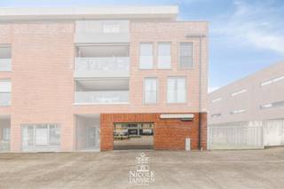 Gelijkvloers handelspand geschikt als kantoorruimte, waar je meteen aan de slag kan. Het pand beschikt over een modern interieur met...