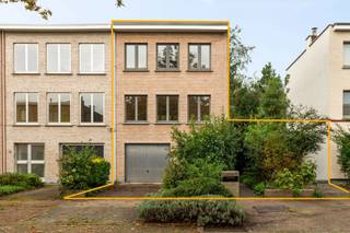 <p><span>Op zoek naar een woning met nét dat tikkeltje meer ruimte? Deze aangename bel-etage in de Berten Pilstraat combineert een praktische indeling met een garage en maar liefst drie slaapkamers. Een fijne gezinswoning met mogelijkheden, waar je meteen je eigen verhaal van kunt maken.</span></p>
<p><span>Via de inkomhal kom je binnen op het gelijkvloers, waar de inpandige garage meteen een grote troef vormt. Hier heb je niet alleen plaats voor de wagen, maar ook voor fietsen, extra bergruimte of een kleine werkplek.</span></p>
<p><span>Op de eerste verdieping bevindt zich de leefruimte. De woonkamer biedt voldoende plaats voor een gezellige zithoek en eettafel en vormt het hart van de woning. Aansluitend vind je de keuken, die praktisch is ingericht en alles binnen handbereik heeft.</span></p>
<p><span>De tweede verdieping telt drie slaapkamers, waardoor deze woning perfect geschikt is voor een gezin, maar evengoed mogelijkheden biedt voor wie een extra bureau, dressing of hobbyruimte kan gebruiken. De badkamer vervolledigt deze verdieping.</span></p>
<p><span>De bel-etageformule zorgt bovendien voor een aangename scheiding tussen wonen en praktische ruimtes. Garage beneden, leven op de eerste verdieping en slapen boven: een indeling die vandaag nog altijd bijzonder handig is.</span></p>
<p><strong><span>Troeven<br /></span></strong><br />- Garage en oprit<br />- Gunstig EPC<br />- Ruime west-gerichte tuin<br />- Rustige woonwijk<br /><strong><span><br />Kortom:</span></strong><span> een veelzijdige woning met drie slaapkamers en een garage, ideaal voor wie op zoek is naar een comfortabele gezinswoning met een praktische indeling én ruimte om er helemaal zijn eigen thuis van te maken.<br /><br />Attesten (EPC, asbest, EK) zijn beschikbaar via onze website: https://jamar.immo/<br /><br />Wg, Gvkr, vg, vv, Gmo, Geen overstromingsgevoelig gebied, geen worg<br /></span></p>