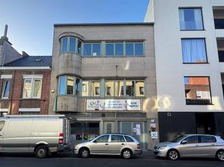 <h3><span>Propriété multifonctionnelle à vendre dans le centre de Saint-Nicolas – 898 m² de possibilités</span></h3><p><span>Au cœur de </span><span>Saint-Nicolas</span><span> se trouve cette propriété exceptionnelle et polyvalente d'une </span><span>superficie totale de pas moins de 898 m²</span><span>. Une opportunité unique pour ceux qui recherchent de l'espace, de la flexibilité et une situation centrale.</span></p><p><span>Le bâtiment est actuellement équipé de </span><span>divers espaces de bureaux et de salles de réunion</span><span>, mais se prête parfaitement à de </span><span>multiples utilisations</span><span>. Pensez à une combinaison de bureaux, de salles d'entraînement, de co-working, de centre de formation, de showroom ou de pôle créatif. Grâce aux surfaces généreuses et à l'agencement logique, il est facile de procéder à des ajustements et à des réaffectations.</span></p><p><span>La situation centrale du centre ville garantit une </span><span>excellente accessibilité</span><span>, tant par les transports publics qu'en voiture, et offre toutes les commodités urbaines à distance de marche : magasins, restaurants et services.</span></p><p><span>Les avantages en un coup d'œil :</span></p><ul><li><span>Surface totale : </span><span>898 m²</span></li><li><span>Situé dans le centre de </span><span>Saint-Nicolas</span></li><li><span>Plusieurs espaces de bureaux et salles de réunion</span></li><li><span>Aménagement flexible avec de nombreuses possibilités d'utilisation</span></li><li><span>Convient aux professions libérales, aux entreprises et aux investisseurs</span></li><li><span>Propriété représentative et de caractère</span></li></ul><p><span>Cet immeuble est idéal pour ceux qui recherchent </span><span>un investissement durable</span><span> ou une </span><span>base spacieuse et orientée vers l'avenir</span><span> pour leurs activités.</span></p><p><span> </span></p><p><span> </span></p>