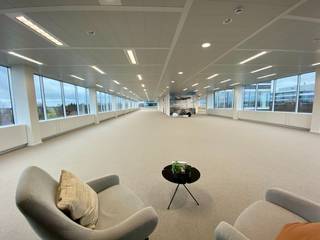 Uniek gelegen kantoorruimte van 432 m² met uitstekende visibiliteit te huur, deel uitmakend van het knappe kantorencomplex "Bourget".De lichtrijke...