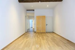 <p><span>GENT - Kortrijksepoortstraat 25: Op zoek naar een</span><span> </span><span>centraal gelegen</span><span> appartement met stadskoer te huur in Gent?</span><span> Dan is dit pand mogelijk iets voor u. </span></p><p><span> </span></p><p><span>De belangrijkste troeven:</span></p><ul><li><span>Centraal gelegen in centrum Gent</span></li></ul><ul><li><span>Ruime stadskoer </span></li><li><span>Goed bereikbaar met fiets en openbaar vervoer</span></li><li><span>Op wandelafstand van winkels, horeca, etc.</span></li></ul><p><span> </span></p><p><span>Het appartement is ingedeeld als volgt:</span></p><p><span>Inkomhal, leefruimte met toegang tot de stadskoer, ingerichte keuken, 2 slaapkamers en 1 bureau/hobby kamer, 2 toiletten en 2 douchekamers.</span></p><p><span> </span></p><p><span>Beschikbaar vanaf 01/11/2026. Domicilie verplicht.</span></p><p><span>Huurprijs: €850 + €120 algemene kosten, verwarming en warm water. Koud water en elektriciteit afzonderlijk af te rekenen. </span></p><p><span> </span></p><p><span>Neem contact op met Axel Lenaerts makelaars voor een bezoek ter plaatse via onze website.</span></p><p><span> </span></p>