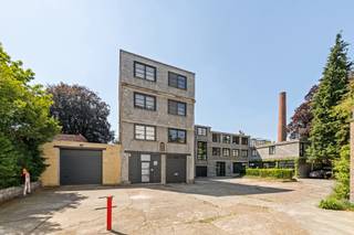 Unieke vastgoedinvestering op toplocatie in Brugge<br /><br />Op een bijzonder gunstige locatie aan de Gistelse Steenweg in Sint-Andries, op wandelafstand van de Smedenpoort en het historische centrum van Brugge, bevindt zich dit veelzijdige vastgoedcomplex op een site van ca. 1.431 m². De eigendom maakt deel uit van een patrimoniumvennootschap en wordt aangeboden via overname van de vennootschap. Het geheel vormt een interessante combinatie van wonen en bedrijvigheid en omvat zes ruime loftappartementen, drie magazijnen, drie garageboxen en acht parkeerplaatsen.<br /><br />De zes loftappartementen hebben samen een bewoonbare oppervlakte van ca. 939 m² en variëren van ca. 115 tot 193 m². Ze onderscheiden zich door hun royale volumes, hoge plafonds en karaktervolle architecturale elementen. Zichtbare spanten en open structuren verwijzen naar het industriële verleden van de site, waar zich vroeger een suikerraffinaderij bevond. De appartementen beschikken over EPC-label B of C en combineren een uitgesproken karakter met een hedendaagse wooninvulling.<br /><br />Het commerciële luik bestaat uit drie magazijnen met een gezamenlijke oppervlakte van ca. 620 m², variërend van ca. 100 tot 270 m². De combinatie van ruime residentiële entiteiten en multifunctionele bedrijfsruimtes zorgt voor een veelzijdig vastgoedcomplex met verschillende gebruiks- en verhuurmogelijkheden.<br /><br />Als bijkomende troef beschikt het geheel over drie garageboxen en acht parkeerplaatsen, rechtstreeks voor het gebouw gelegen. Deze ruime parkeermogelijkheden vormen een aanzienlijke meerwaarde op deze centrale locatie en bieden bijkomende mogelijkheden voor verhuur of eigen gebruik.<br /><br />Ook de ligging weet te overtuigen. De Gistelse Steenweg is één van de belangrijke invalswegen naar Brugge en staat garant voor een vlotte bereikbaarheid van zowel het stadscentrum als de omliggende gemeenten en belangrijke verbindingswegen. Tegelijk bevinden de Smedenpoort en de historische binnenstad zich op wandelafstand. Winkels, horeca, openbaar vervoer en tal van andere voorzieningen bevinden zich in de onmiddellijke omgeving.<br /><br />Een karaktervol en veelzijdig vastgoedcomplex met een sterke ligging, bestaande huuropbrengsten en bijkomend potentieel. Een bijzonder interessante opportuniteit voor investeerders die op zoek zijn naar een vastgoed met schaal, meerdere functies en verschillende inkomstenstromen, op een boogscheut van de Brugse binnenstad.<br /><br />Interesse in deze eigendom? Contacteer Beau via 0470 54 16 27 of via beau@waeyler.be
