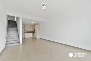Recente woning (2013) met 3 slaapkamers, garage en zonnige tuin nabij centrum Oudenburg. Deze woning omvat o.a. apart toilet, ruime garage met elektrische sectionale poort, living met open ingerichte keuken en een zonnige tuin met tuinhuis en terras. Op de eerste verdieping bevinden er zich 3 slaapkamers, 1 badkamer met douche en een apart toilet. De zolder biedt tevens extra opbergruimte en is voorzien van een veluxraam.<br />De tuin is georiënteerd op het zuidwesten, waardoor je de hele dag kunt genieten van de zon. Dit maakt het de perfecte plek om te ontspannen of om buiten te eten op warme zomeravonden. <br /><br />Centrale verwarming op aardgas - Maandelijkse huurprijs: €950 - Onmiddellijk beschikbaar - EPC: B-label - Ref. OU29359