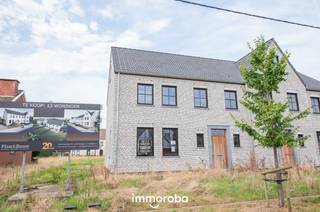 Deze ruime en energiezuinige halfopen woning is een uitstekende kans om te genieten van modern comfort en luxe, met nog 5 andere halfopen woningen beschikbaar in het project.<br /><br />Deze woning is ontworpen met ruimte en comfort in gedachten. Op het gelijkvloers vindt u een royale leefruimte met een open keuken, een berging en een inkomhal met gastentoilet. Op de verdieping bevinden zich 3 slaapkamers, een badkamer met bad, douche en dubbele wastafel, en een apart toilet. Er is ook een vaste trap naar de zolder voorzien, waardoor u extra ruimte heeft die kan worden omgevormd tot een extra slaapkamer of polyvalente ruimte.<br /><br />Met een focus op duurzaamheid en energie-efficiëntie is deze woningen uitgerust met moderne technologieën en hoogwaardige isolatie, wat resulteert in lagere energiekosten en een kleinere ecologische voetafdruk.<br /><br />De woning zowel wind- en waterdicht als volledig afgewerkt worden aangekocht. Bij de aankoop van een volledig afgewerkte woning heeft de koper de mogelijkheid om zelf nog verschillende interieurkeuzes te maken, zoals tegels, keuken, badkamer, en meer.<br /><br />Gelegen op een rustige locatie, biedt deze woning een vredige omgeving met snelle toegang tot steden als Waregem, Kortrijk en de E17 snelweg, waardoor u geniet van het beste van beide werelden - rust en bereikbaarheid.<br /><br />Neem vandaag nog contact met ons op voor meer informatie en om een bezoek te plannen.<br /><br />warre@immoroba.be of 056 14 02 00