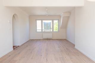 Droom je van elke ochtend wakker worden met licht en rust? In de gegeerde Rubenstraat vind je dit speels en kwalitatief totaal gerenoveerde appartement op de tweede verdieping.<br /><br />Hier woon je in alle rust, terwijl winkels, openbaar vervoer en belangrijke invalswegen zich op een steenworp bevinden.<br /><br />Het appartement werd met veel zorg en oog voor detail vernieuwd. Hoogwaardige materialen, een slimme indeling en een warme, hedendaagse afwerking zorgen voor een unieke woonervaring.<br /><br />De lichtrijke leefruimte vormt het hart van de woning en sluit naadloos aan op de open, volledig uitgeruste keuken. De doordachte indeling zorgt voor een aangenaam en ruimtelijk gevoel.<br /><br />Verder beschikt het appartement over twee comfortabele slaapkamers, een stijlvolle badkamer met kwalitatieve afwerking en een extra lichtrijke zolderkamer die perfect dienst kan doen als bureau, hobbyruimte of logeerkamer.<br /><br />Buitenruimte: een aangenaam balkon waar je in alle rust kan genieten.<br /><br />Troeven<br /><br />-Volledig gerenoveerd (instapklaar)<br /><br />-Veel natuurlijke lichtinval<br /><br />-Kelderberging inbegrepen<br /><br />-Mogelijkheid tot aankoop garagebox (€30.000)<br /><br />Een instapklare parel voor wie stijlvol en comfortabel wil wonen op een centrale locatie.<br />Attesten beschikbaar via: https://jamar.immo/<br /><br />Wg, Vg, Gvkr, Gmo, Gvv – geen overstromingsgevoelig gebied, geen worg